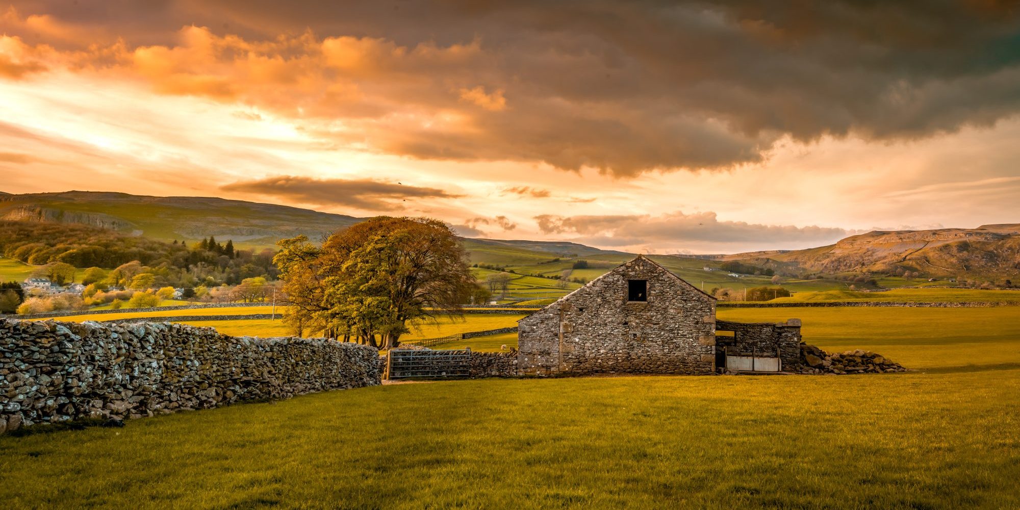photo of a barn in the yorkshire dales photo of a barn in the yorkshire dales